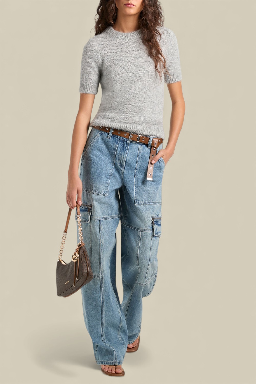 תמונת כל הלוק של מכנסי ג'ינס קרגו